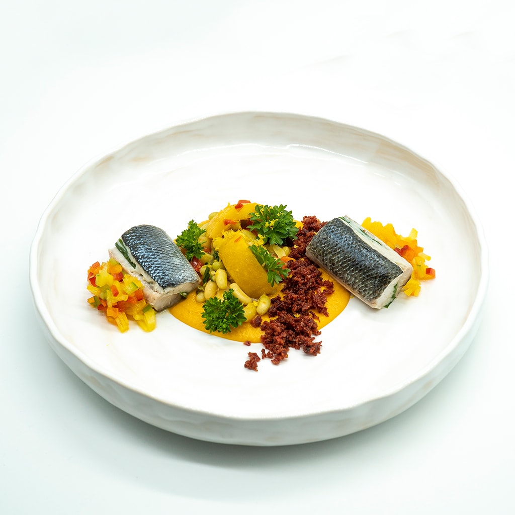 VARA – File de sea bass cu sparanghel si edamame, sos de crustacee cu sofran VARA – File de sea bass cu sparanghel si edamame, sos de crustacee cu sofran